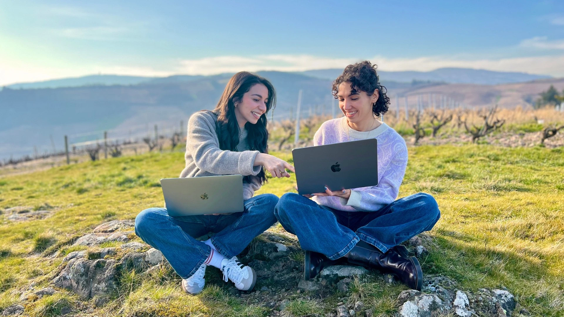 Malika et Kenza de Studio Bicyclette, en télétravail dans un cadre naturel au cœur du Beaujolais.